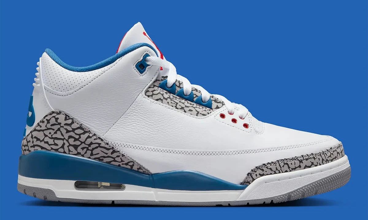 Air Jordan 3 Retro True Blue (2026) en cuir blanc avec empiècements Elephant Print, détails True Blue, logo Nike Air au talon et unité Air visible.