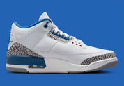 Air Jordan 3 Retro True Blue (2026) en cuir blanc avec empiècements Elephant Print, détails True Blue, logo Nike Air au talon et unité Air visible.