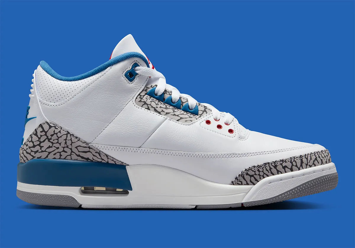 Air Jordan 3 Retro True Blue (2026) en cuir blanc avec empiècements Elephant Print, détails True Blue, logo Nike Air au talon et unité Air visible.