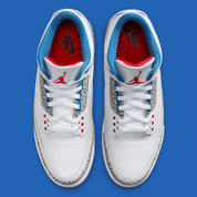 Air Jordan 3 Retro True Blue (2026) en cuir blanc avec empiècements Elephant Print, détails True Blue, logo Nike Air au talon et unité Air visible.