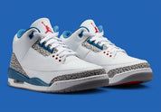 Air Jordan 3 Retro True Blue (2026) en cuir blanc avec empiècements Elephant Print, détails True Blue, logo Nike Air au talon et unité Air visible.
