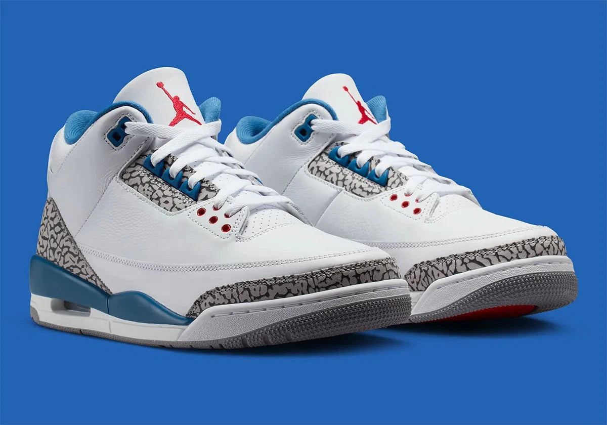 Air Jordan 3 Retro True Blue (2026) en cuir blanc avec empiècements Elephant Print, détails True Blue, logo Nike Air au talon et unité Air visible.
