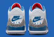 Air Jordan 3 Retro True Blue (2026) en cuir blanc avec empiècements Elephant Print, détails True Blue, logo Nike Air au talon et unité Air visible.