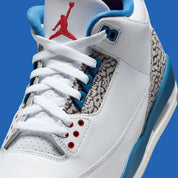 Air Jordan 3 Retro True Blue (2026) en cuir blanc avec empiècements Elephant Print, détails True Blue, logo Nike Air au talon et unité Air visible.