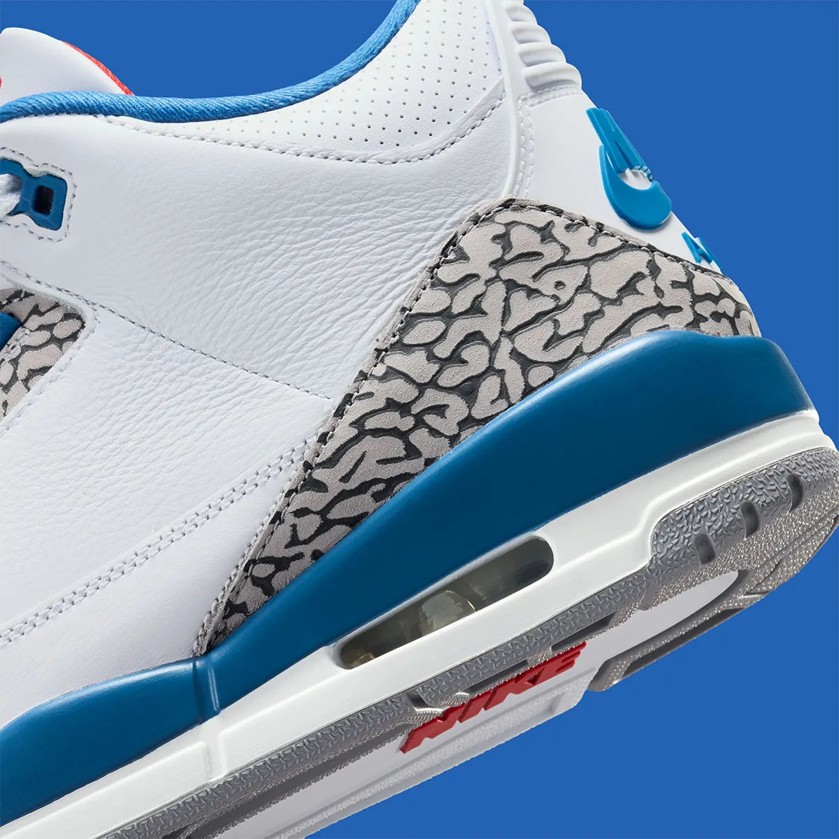 Air Jordan 3 Retro True Blue (2026) en cuir blanc avec empiècements Elephant Print, détails True Blue, logo Nike Air au talon et unité Air visible.