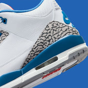 Air Jordan 3 Retro True Blue (2026) en cuir blanc avec empiècements Elephant Print, détails True Blue, logo Nike Air au talon et unité Air visible.