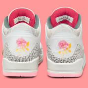 Air Jordan 3 Retro Wings HM6993-100 blanche avec Elephant Print crème, détails Vintage Green et Rose, motif floral et unité Air visible.