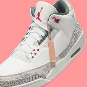 Air Jordan 3 Retro Wings HM6993-100 blanche avec Elephant Print crème, détails Vintage Green et Rose, motif floral et unité Air visible.