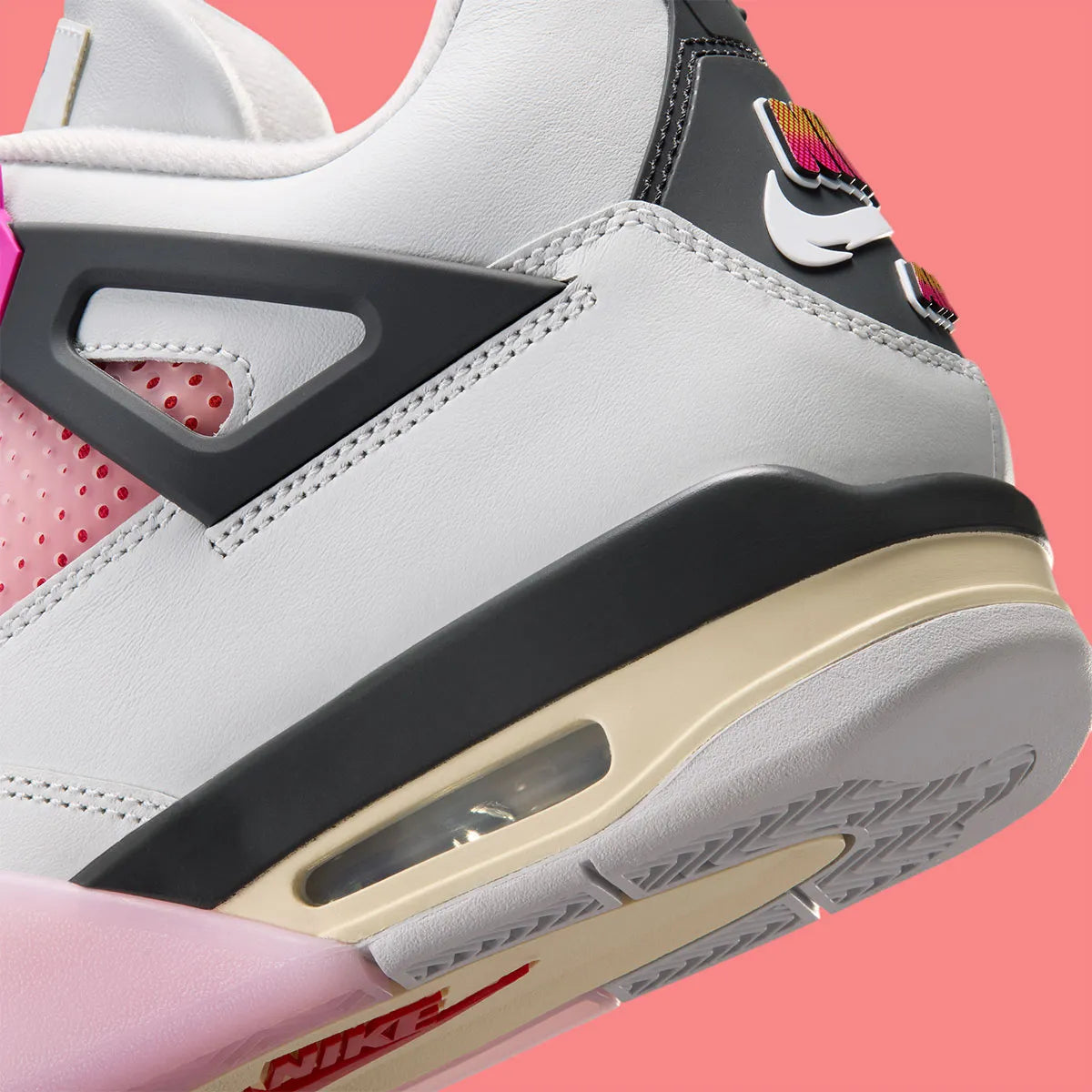 Air Jordan 4 Retro Comic, sneakers Jordan au design inspiré des comics avec amorti Nike Air, panneaux en mesh et silhouette emblématique.