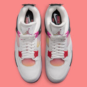 Air Jordan 4 Retro Comic, sneakers Jordan au design inspiré des comics avec amorti Nike Air, panneaux en mesh et silhouette emblématique.