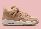 Sneakers Air Jordan 4 Retro Cozy Girl beiges et crème en cuir et matières texturées avec détails iconiques et amorti Air.Vue de coté