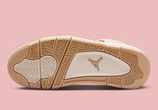 Sneakers Air Jordan 4 Retro Cozy Girl beiges et crème en cuir et matières texturées avec détails iconiques et amorti Air.Vue de la semelle extérieur  