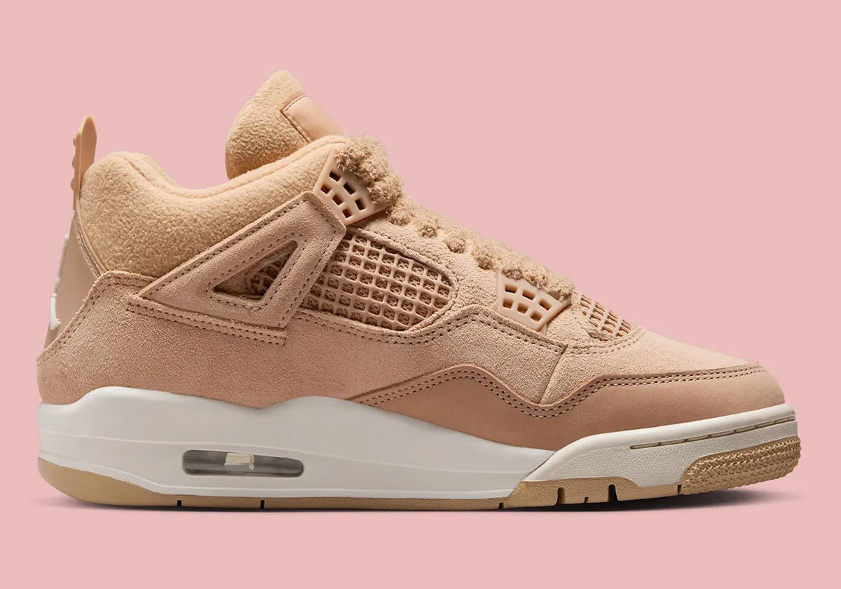 Sneakers Air Jordan 4 Retro Cozy Girl beiges et crème en cuir et matières texturées avec détails iconiques et amorti Air.Vue de coté