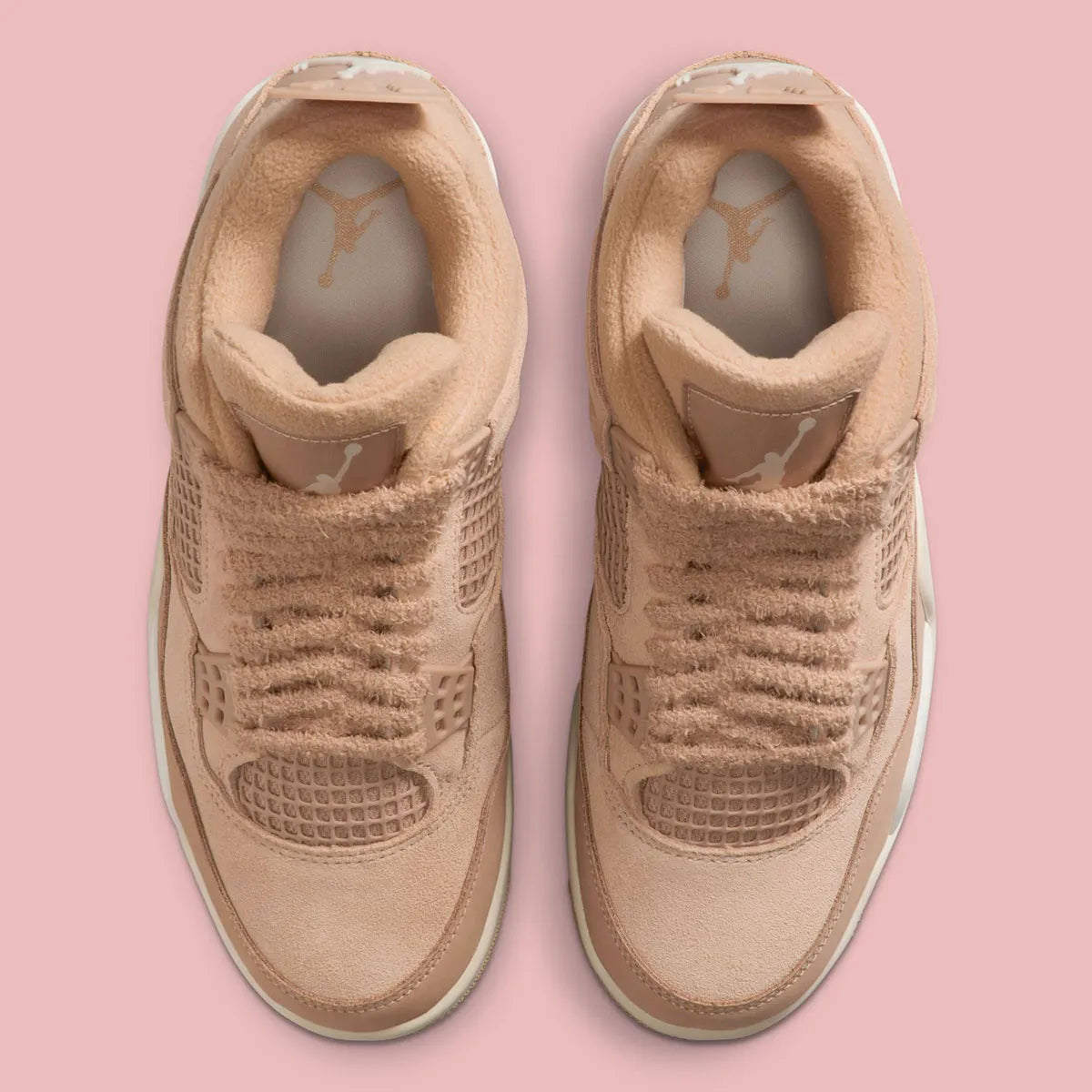 Sneakers Air Jordan 4 Retro Cozy Girl beiges et crème en cuir et matières texturées avec détails iconiques et amorti Air.Vue de haut 