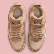 Sneakers Air Jordan 4 Retro Cozy Girl beiges et crème en cuir et matières texturées avec détails iconiques et amorti Air.Vue de haut 
