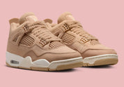Sneakers Air Jordan 4 Retro Cozy Girl beiges et crème en cuir et matières texturées avec détails iconiques et amorti Air.Vue de 3/4