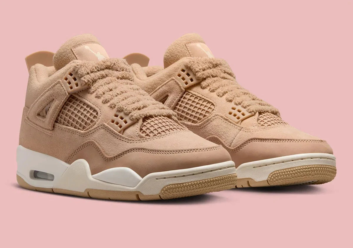 Sneakers Air Jordan 4 Retro Cozy Girl beiges et crème en cuir et matières texturées avec détails iconiques et amorti Air.Vue de 3/4