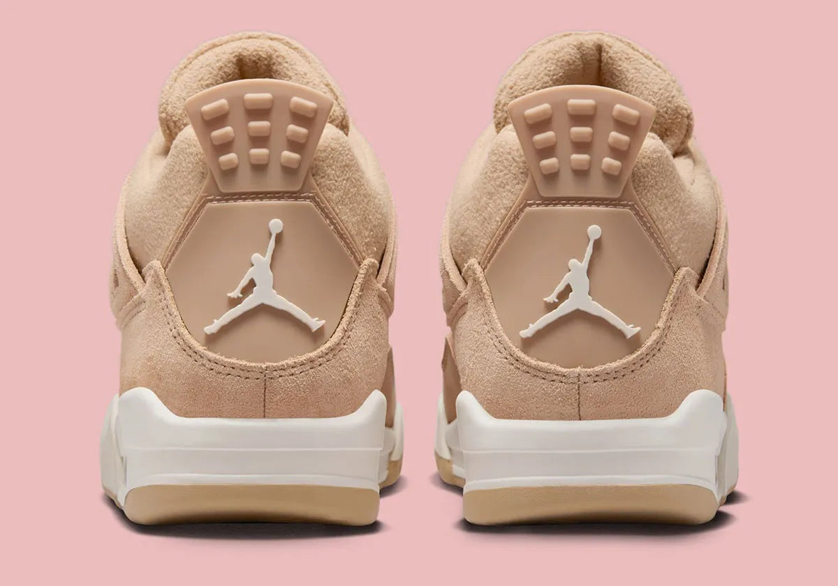 Sneakers Air Jordan 4 Retro Cozy Girl beiges et crème en cuir et matières texturées avec détails iconiques et amorti Air.Vue arrière