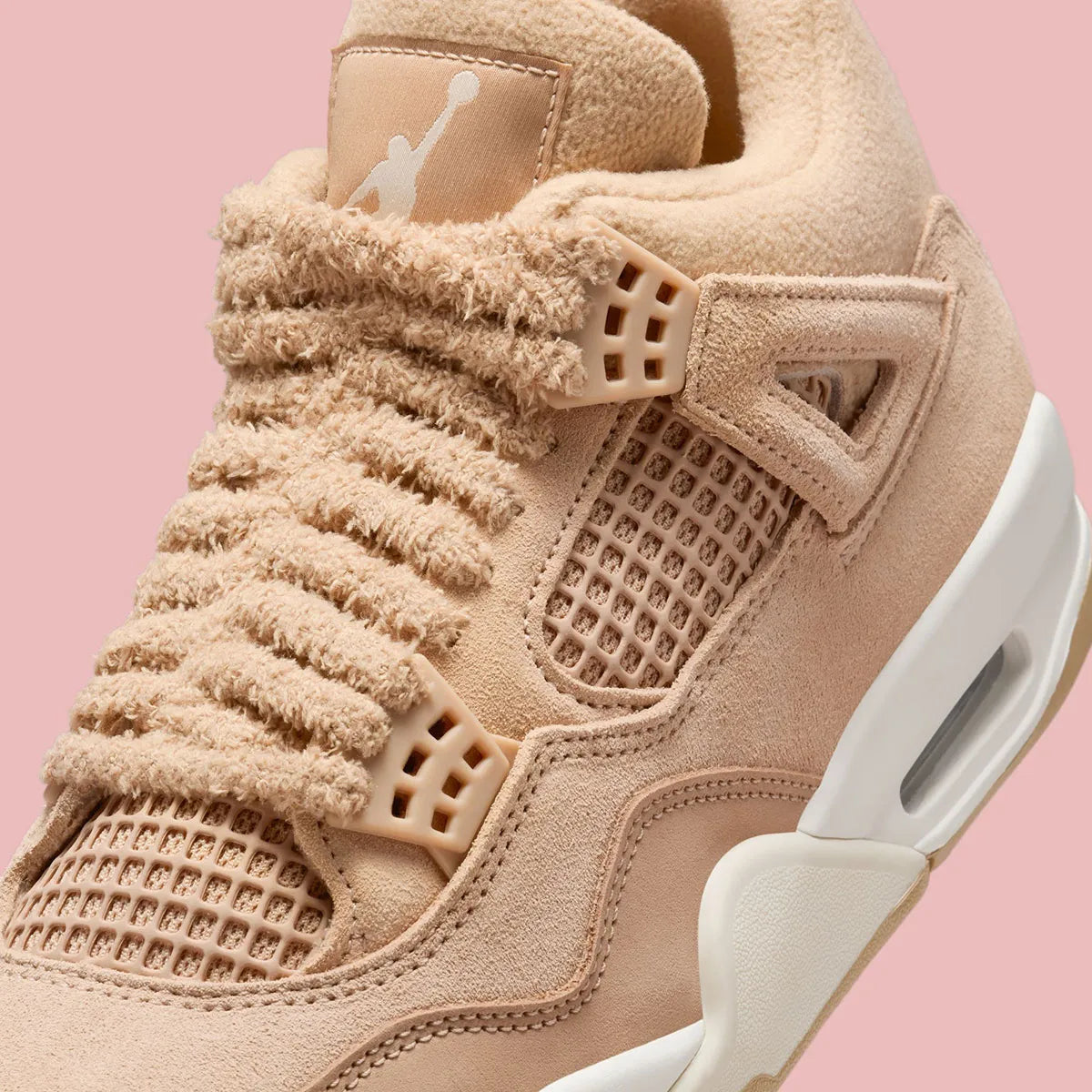 Sneakers Air Jordan 4 Retro Cozy Girl beiges et crème en cuir et matières texturées avec détails iconiques et amorti Air.Vue zoomer avant 