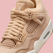 Sneakers Air Jordan 4 Retro Cozy Girl beiges et crème en cuir et matières texturées avec détails iconiques et amorti Air.Vue zoomer avant 