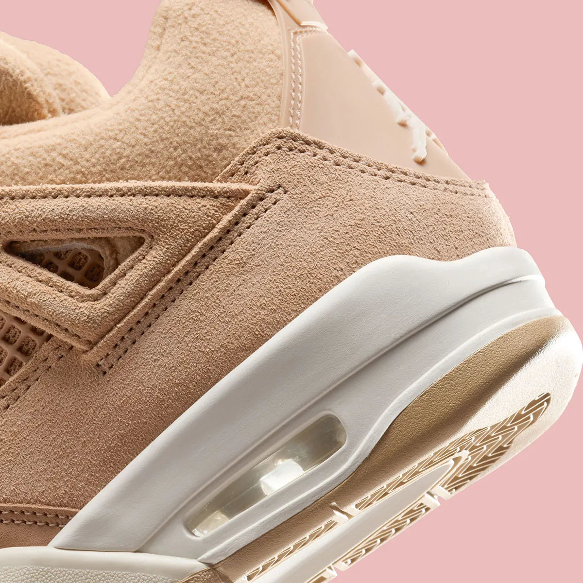 Sneakers Air Jordan 4 Retro Cozy Girl beiges et crème en cuir et matières texturées avec détails iconiques et amorti Air.Vue zoomer arrière 