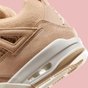 Sneakers Air Jordan 4 Retro Cozy Girl beiges et crème en cuir et matières texturées avec détails iconiques et amorti Air.Vue zoomer arrière 
