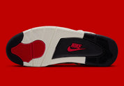 Sneakers Air Jordan 4 Retro OG Flight Club noires avec accents rouges et gris en cuir premium avec mesh iconique et amorti Air