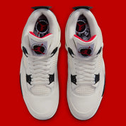 Sneakers Air Jordan 4 Retro OG Flight Club noires avec accents rouges et gris en cuir premium avec mesh iconique et amorti Air