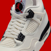 Sneakers Air Jordan 4 Retro OG Flight Club noires avec accents rouges et gris en cuir premium avec mesh iconique et amorti Air