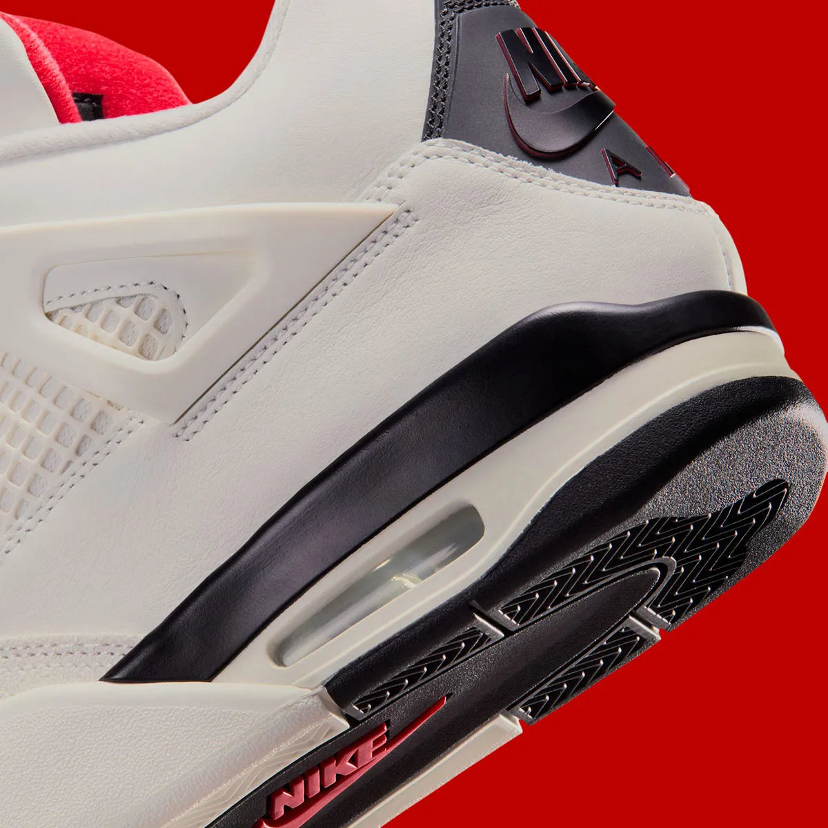 Sneakers Air Jordan 4 Retro OG Flight Club noires avec accents rouges et gris en cuir premium avec mesh iconique et amorti Air