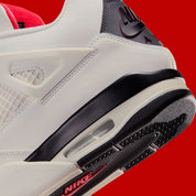 Sneakers Air Jordan 4 Retro OG Flight Club noires avec accents rouges et gris en cuir premium avec mesh iconique et amorti Air