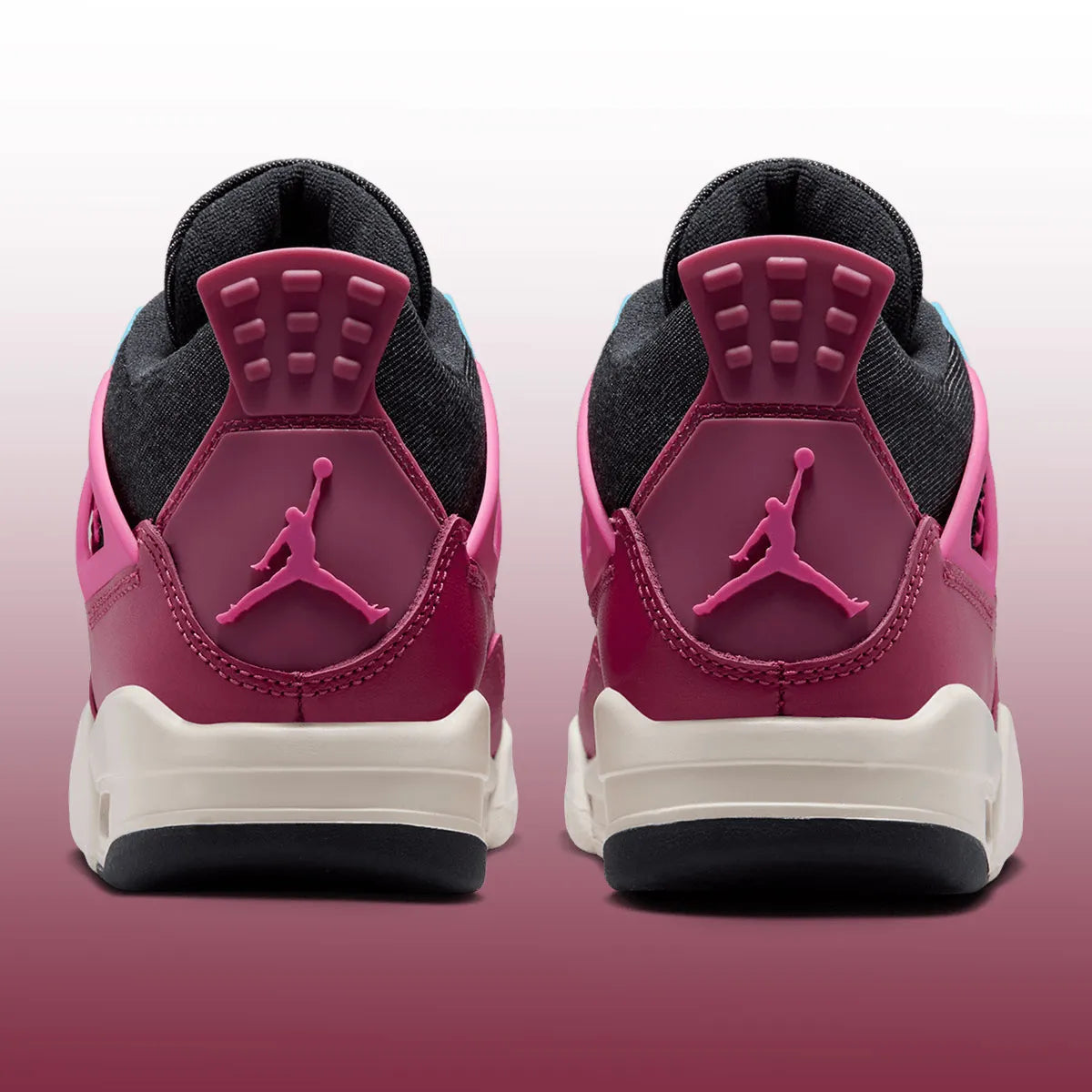 Air Jordan 4 Retro Sweet Beet avec tige en cuir, panneaux en mesh, détails rouge Sweet Beet, unité Air-Sole visible et semelle extérieure en caoutchouc vue de derrière. 