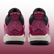 Air Jordan 4 Retro Sweet Beet avec tige en cuir, panneaux en mesh, détails rouge Sweet Beet, unité Air-Sole visible et semelle extérieure en caoutchouc vue de derrière. 