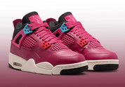 Air Jordan 4 Retro Sweet Beet avec tige en cuir, panneaux en mesh, détails rouge Sweet Beet, unité Air-Sole visible et semelle extérieure en caoutchouc vue de 3/4 face. 