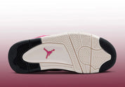Air Jordan 4 Retro Sweet Beet avec tige en cuir, panneaux en mesh, détails rouge Sweet Beet, unité Air-Sole visible et semelle extérieure en caoutchouc vue sur la semelle. 