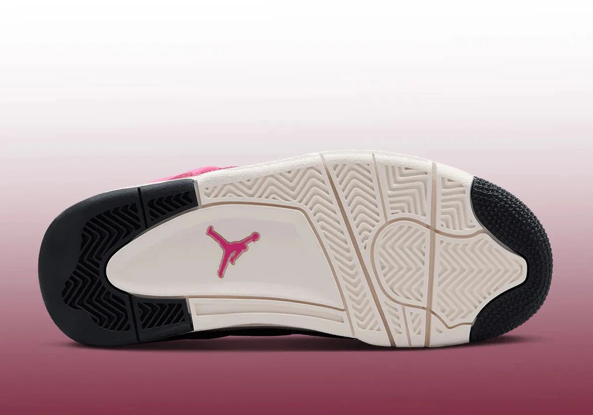 Air Jordan 4 Retro Sweet Beet avec tige en cuir, panneaux en mesh, détails rouge Sweet Beet, unité Air-Sole visible et semelle extérieure en caoutchouc vue sur la semelle. 
