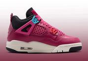 Air Jordan 4 Retro Sweet Beet avec tige en cuir, panneaux en mesh, détails rouge Sweet Beet, unité Air-Sole visible et semelle extérieure en caoutchouc vue de profil intérieur. 