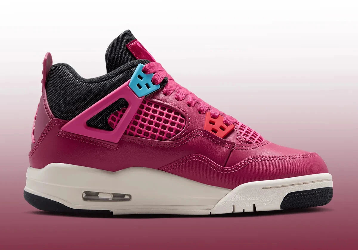 Air Jordan 4 Retro Sweet Beet avec tige en cuir, panneaux en mesh, détails rouge Sweet Beet, unité Air-Sole visible et semelle extérieure en caoutchouc vue de profil intérieur. 