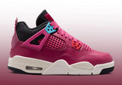 Air Jordan 4 Retro Sweet Beet avec tige en cuir, panneaux en mesh, détails rouge Sweet Beet, unité Air-Sole visible et semelle extérieure en caoutchouc vue de profil. 