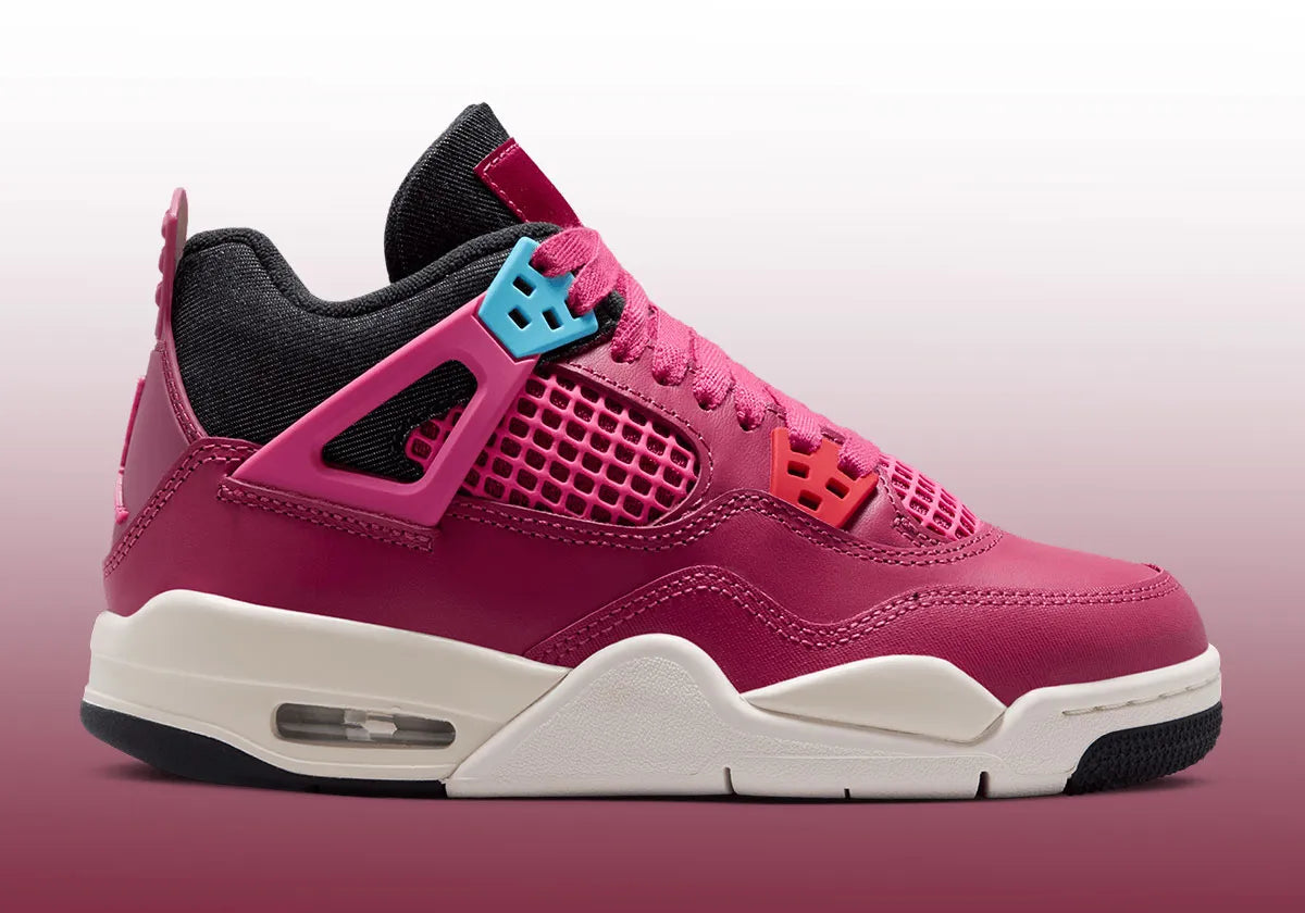 Air Jordan 4 Retro Sweet Beet avec tige en cuir, panneaux en mesh, détails rouge Sweet Beet, unité Air-Sole visible et semelle extérieure en caoutchouc vue de profil. 