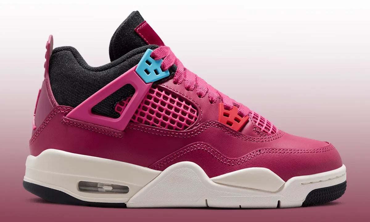Air Jordan 4 Retro Sweet Beet avec tige en cuir, panneaux en mesh, détails rouge Sweet Beet, unité Air-Sole visible et semelle extérieure en caoutchouc vue de profil. 