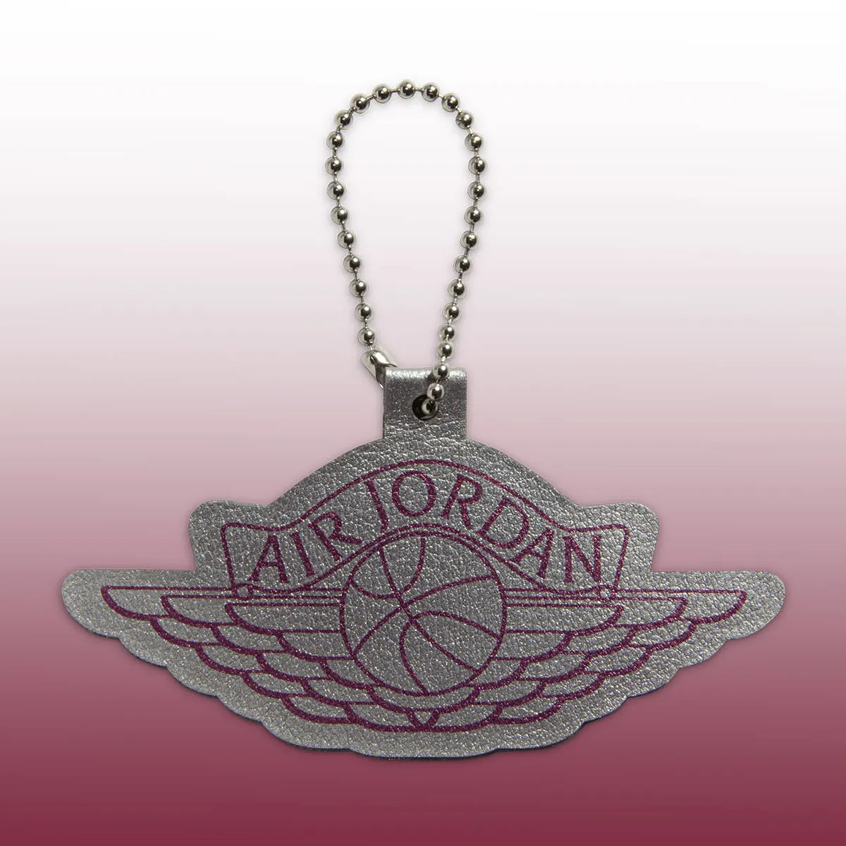 Bracelet présent dans la boite de la Air Jordan 4 Retro Sweet Beet avec tige en cuir, panneaux en mesh, détails rouge Sweet Beet, unité Air-Sole visible et semelle extérieure en caoutchouc.