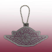 Bracelet présent dans la boite de la Air Jordan 4 Retro Sweet Beet avec tige en cuir, panneaux en mesh, détails rouge Sweet Beet, unité Air-Sole visible et semelle extérieure en caoutchouc.