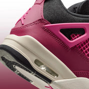 Vue zoomée sur les détails arrières de la Air Jordan 4 Retro Sweet Beet avec tige en cuir, panneaux en mesh, détails rouge Sweet Beet, unité Air-Sole visible et semelle extérieure en caoutchouc.