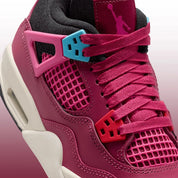 Vue zoomée sur les détails latéraux de la Air Jordan 4 Retro Sweet Beet avec tige en cuir, panneaux en mesh, détails rouge Sweet Beet, unité Air-Sole visible et semelle extérieure en caoutchouc.