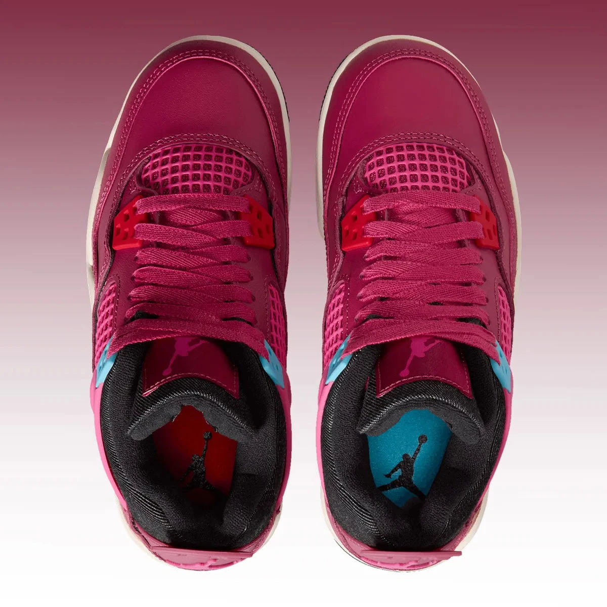 Air Jordan 4 Retro Sweet Beet avec tige en cuir, panneaux en mesh, détails rouge Sweet Beet, unité Air-Sole visible et semelle extérieure en caoutchouc vue du dessus. 