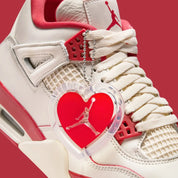 Sneakers Air Jordan 4 Retro Women’s en cuir premium, coloris Sierra Red inspiré de la Saint-Valentin avec amorti Air visible et détails signature.