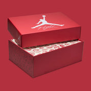 Sneakers Air Jordan 4 Retro Women’s en cuir premium, coloris Sierra Red inspiré de la Saint-Valentin avec amorti Air visible et détails signature.