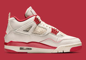 Sneakers Air Jordan 4 Retro Women’s en cuir premium, coloris Sierra Red inspiré de la Saint-Valentin avec amorti Air visible et détails signature.
