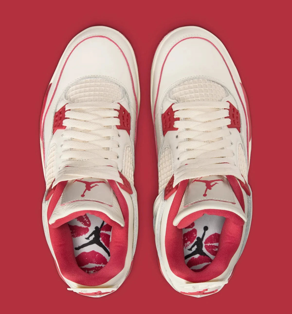 Sneakers Air Jordan 4 Retro Women’s en cuir premium, coloris Sierra Red inspiré de la Saint-Valentin avec amorti Air visible et détails signature.